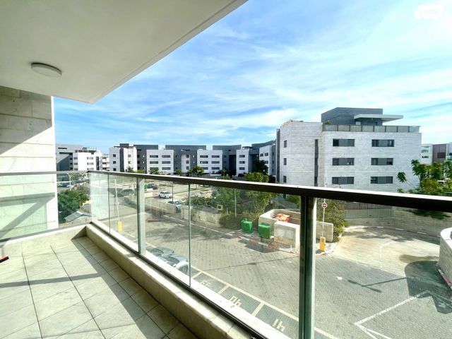 דירה, שרה אהרונסון, גדרה מזרח, גדרה