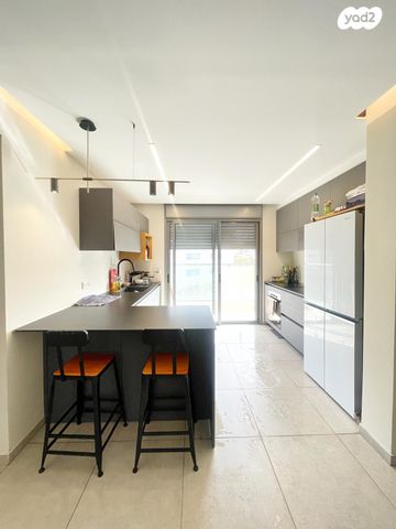 דירה, שרה אהרונסון, גדרה מזרח, גדרה