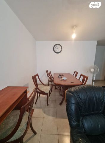 דירה, תשי"ג, פנחס ספיר, מגדל העמק