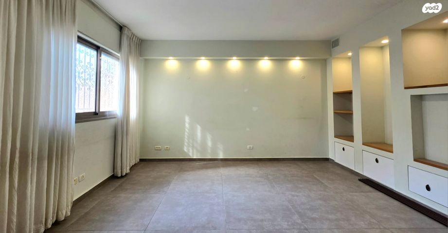 דירת גן, ברל כצנלסון 10, קרית ספיר, כפר סבא