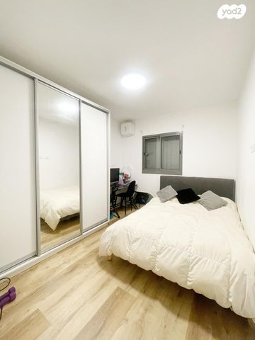 דירה, שרה אהרונסון, גדרה מזרח, גדרה