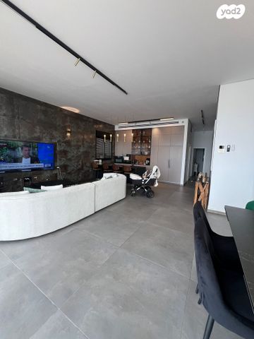 גג/ פנטהאוז, נתיבות