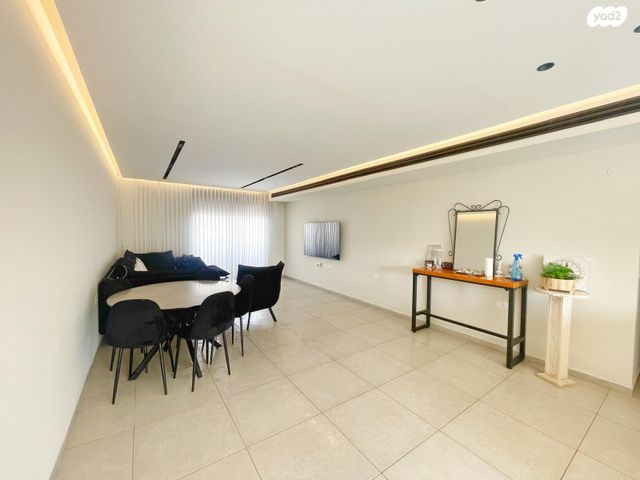 דירה, שרה אהרונסון, גדרה מזרח, גדרה