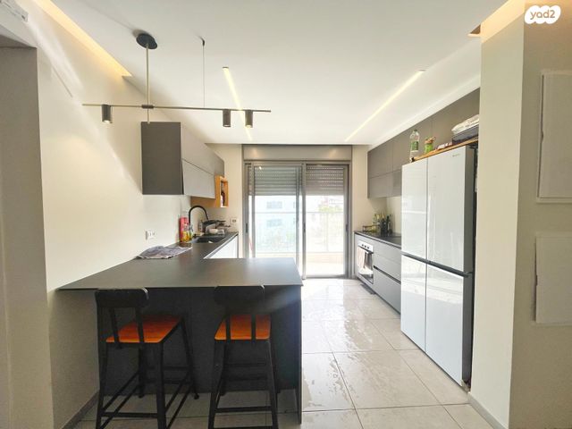 דירה, שרה אהרונסון, גדרה מזרח, גדרה