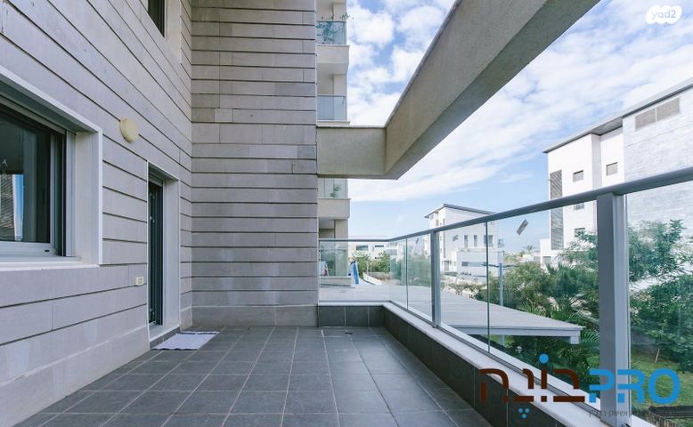 דירה, אורנה פורת, הרקפות, ראשון לציון