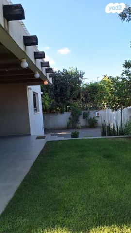 דו משפחתי, עין שריד, עין שריד