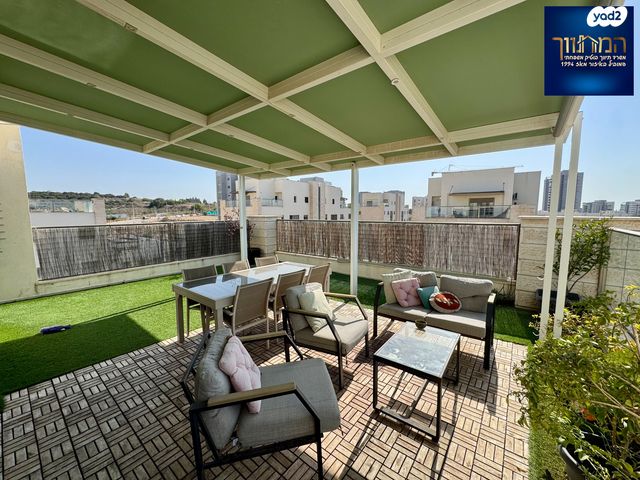 גג/ פנטהאוז, צור יצחק, צור יצחק