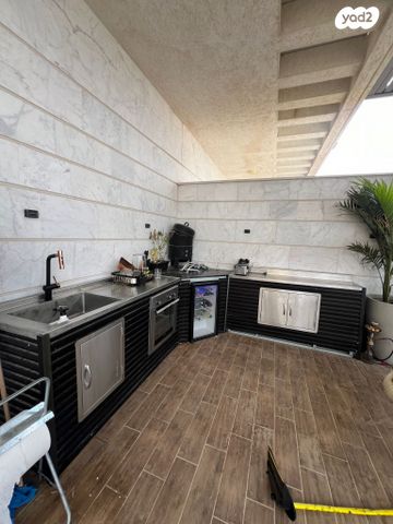 גג/ פנטהאוז, נתיבות