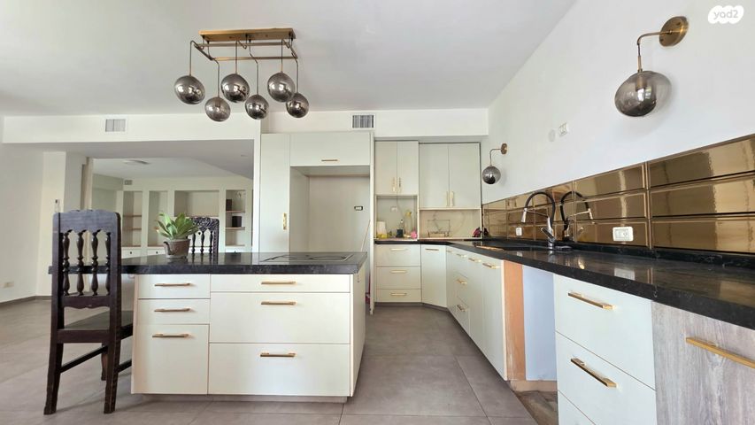 דירת גן, ברל כצנלסון 10, קרית ספיר, כפר סבא