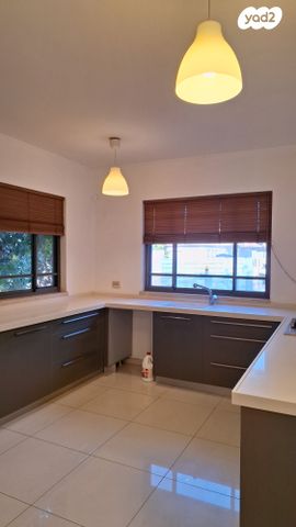 דו משפחתי, עין שריד, עין שריד