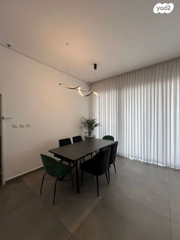 גג/ פנטהאוז, נתיבות