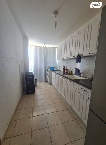 דירה, תשי"ג, פנחס ספיר, מגדל העמק