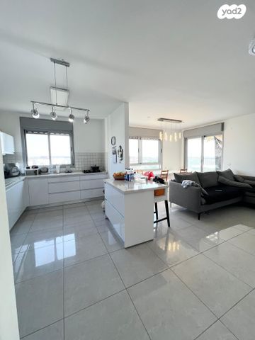 גג/ פנטהאוז, שמעון פרס 7, המחנה הצבאי, קרית מלאכי