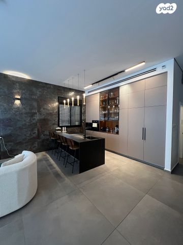 גג/ פנטהאוז, נתיבות