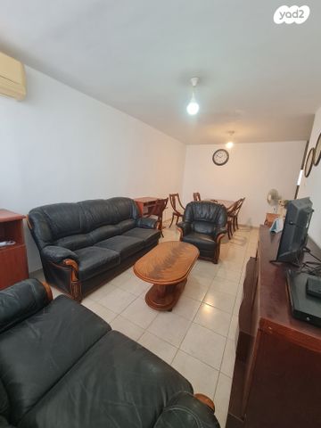 דירה, תשי"ג, פנחס ספיר, מגדל העמק