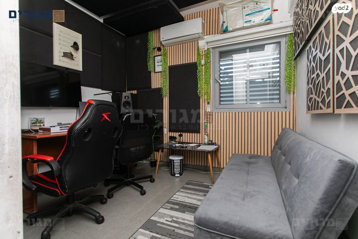 דירת גן, דולפין, טירת כרמל