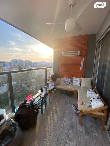 דירה, האילנות, הרצליה