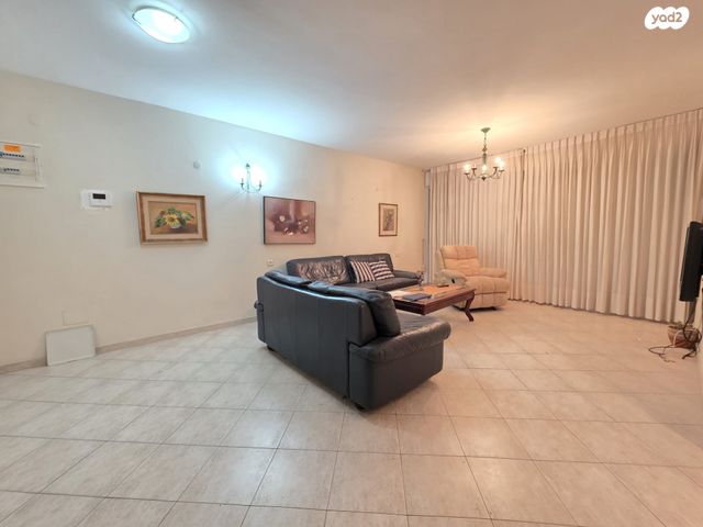 דירה, יעקב, ג' / מרכז מזרח העיר, רחובות