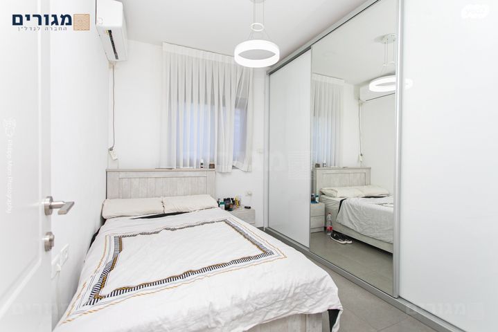 דירת גן, דולפין, טירת כרמל