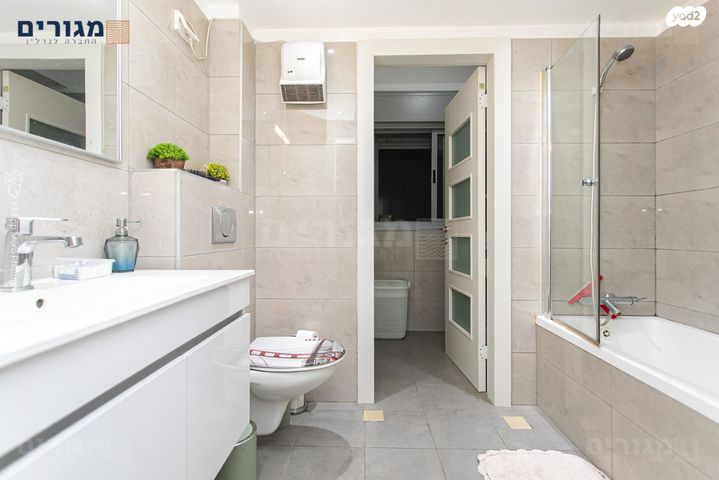 דירת גן, דולפין, טירת כרמל