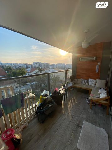 דירה, האילנות, הרצליה