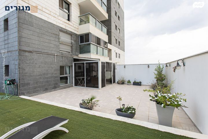 דירת גן, דולפין, טירת כרמל