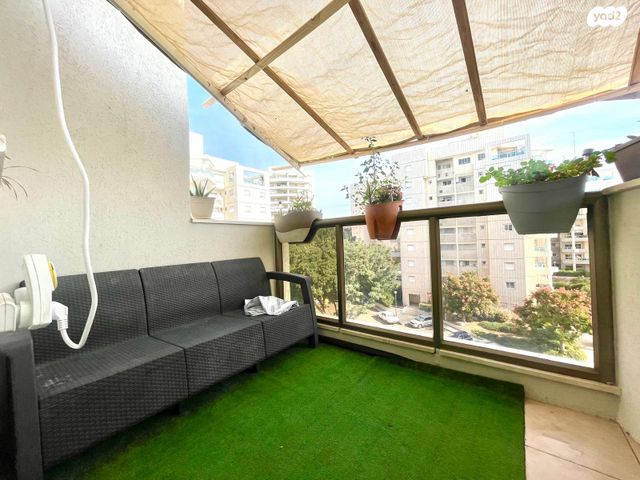 דירה, חיים סירני, אבני חן, רחובות