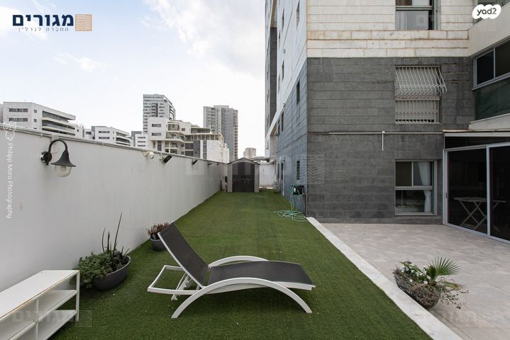 דירת גן, דולפין, טירת כרמל