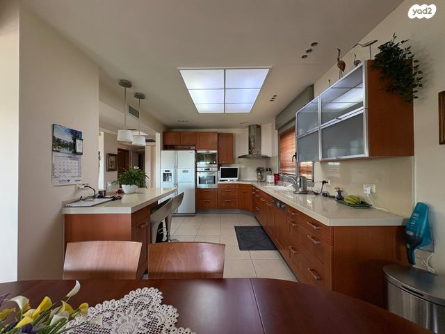 דירת גן, אברהם פררה, הולילנד, ירושלים