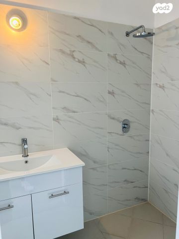 דירה, הרב שלום שבזי, פסגות אפק, ראש העין