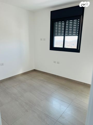 דירה, הרב שלום שבזי, פסגות אפק, ראש העין