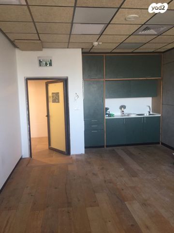 משרדים, הרב ניסנבאום 37, בת ים