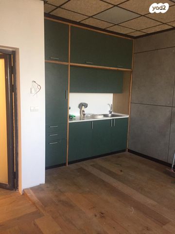 משרדים, הרב ניסנבאום 37, בת ים