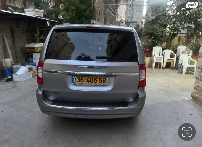 מודעת רכב קרייזלר גראנד וויאג'ר