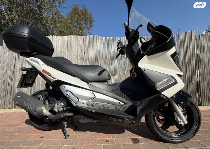 אפריליה אחר