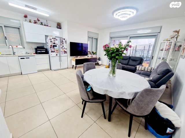 גג/ פנטהאוז, צאלים 10, נאות רחל, חולון