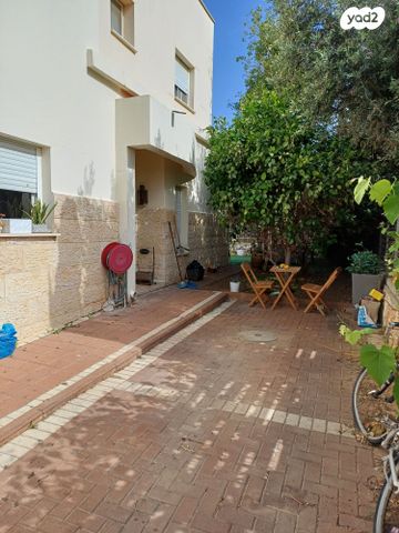 דו משפחתי, הצבעוני 30, נווה הפרחים, עתלית