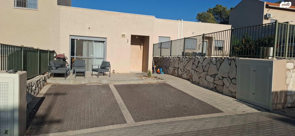 דו משפחתי, סמטת השלישים 3, נווה מנחם, קרני שומרון