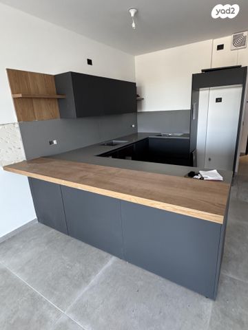 מאה ושישים 16