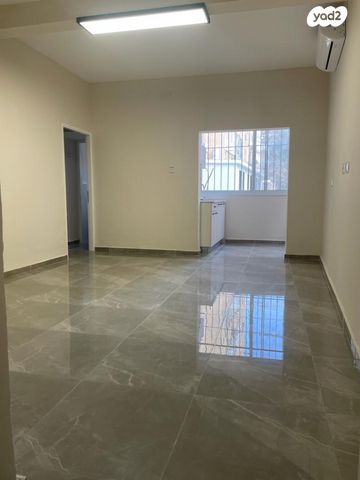 כיכר העצמאות 13