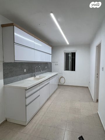 מבוא הלוט 43