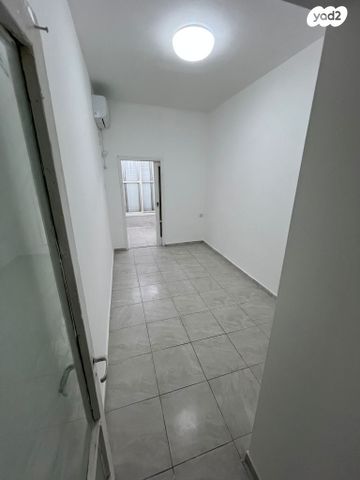 דירה, הרב עוזיאל 11, לב העיר, בת ים