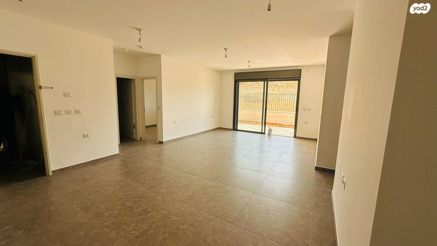 דירת גן, רקפת 6, הפרחים, חריש