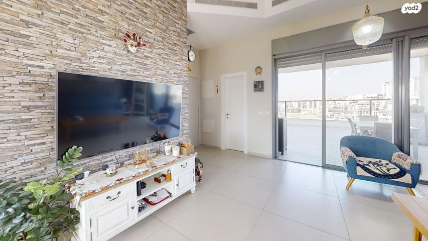 גג/ פנטהאוז, מודיעין מכבים רעות