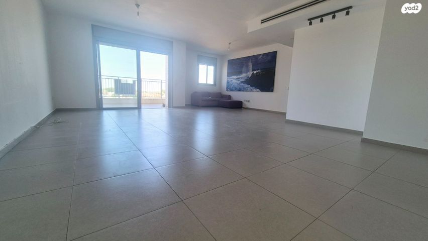 דירה, יהודה עמיחי, נווה זמר, רעננה