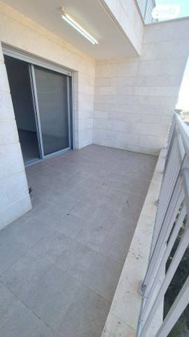 דירה, יהודה עמיחי, נווה זמר, רעננה