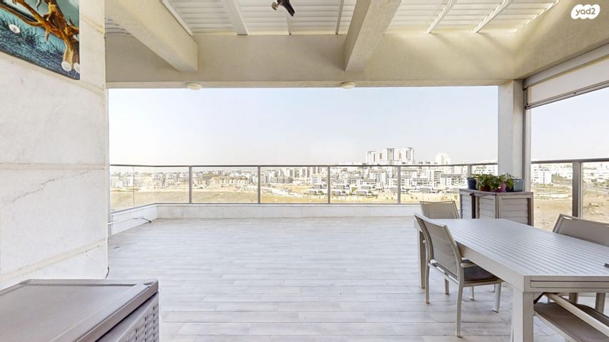 גג/ פנטהאוז, מודיעין מכבים רעות