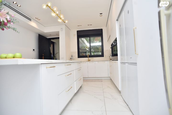 דירת גן, ארבע אמהות, גדרה