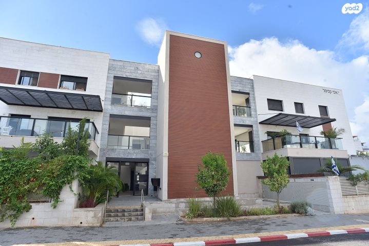 דירת גן, ארבע אמהות, גדרה