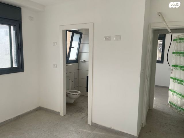 דירה, מניה שוחט, רמז, מערב ותיק, ראשון לציון